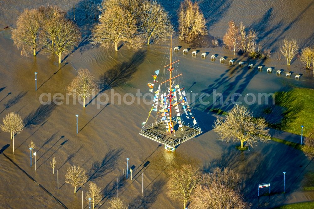 Duisburg from the bird's eye view: Shore areas with flooded by flood level riverbed of the Rhine river in the district Laar in Duisburg in the state North Rhine-Westphalia, Germany