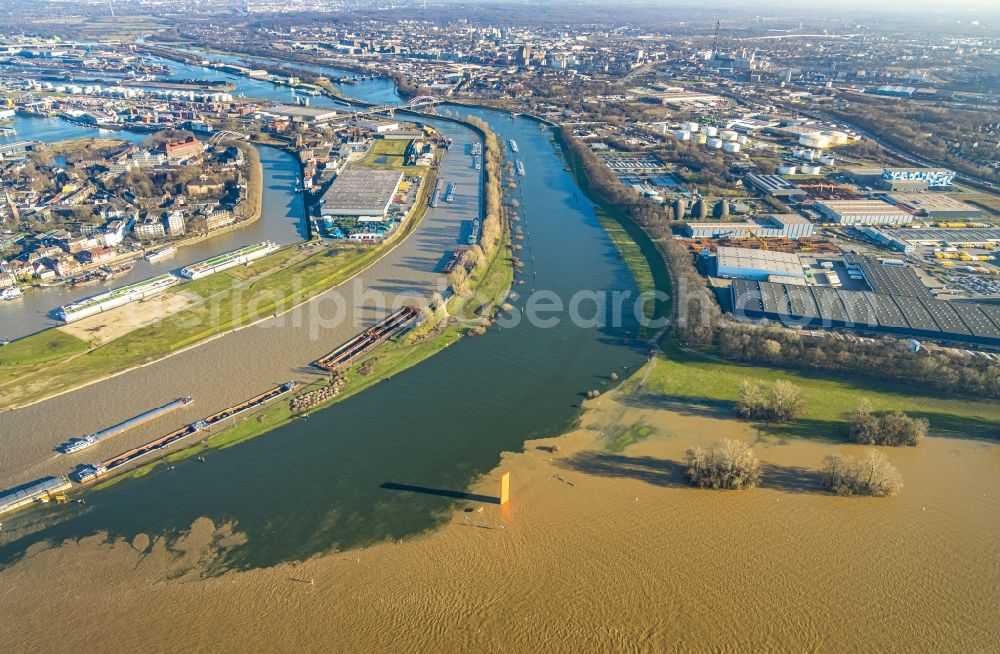 Duisburg from the bird's eye view: Shore areas with flooded by flood level riverbed of the Rhine river in the district Kasslerfeld in Duisburg in the state North Rhine-Westphalia, Germany