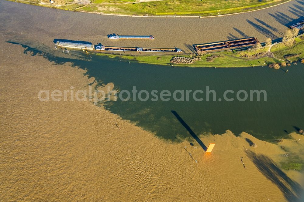 Aerial image Duisburg - Shore areas with flooded by flood level riverbed of the Rhine river in the district Kasslerfeld in Duisburg in the state North Rhine-Westphalia, Germany