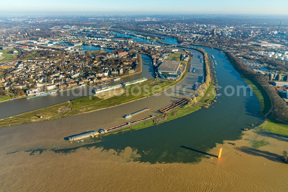 Aerial photograph Duisburg - Shore areas with flooded by flood level riverbed of the Rhine river in the district Kasslerfeld in Duisburg in the state North Rhine-Westphalia, Germany