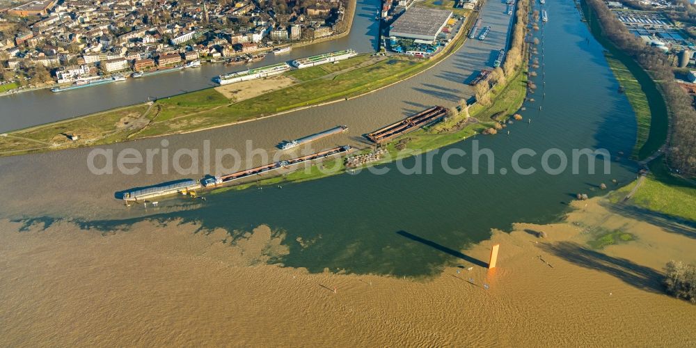 Duisburg from the bird's eye view: Shore areas with flooded by flood level riverbed of the Rhine river in the district Kasslerfeld in Duisburg in the state North Rhine-Westphalia, Germany