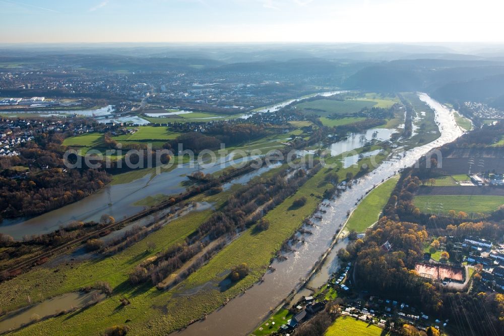 Hattingen Winz from the bird's eye view: Shore areas with flooded by flood level riverbed of Ruhr in Hattingen Winz in the state North Rhine-Westphalia