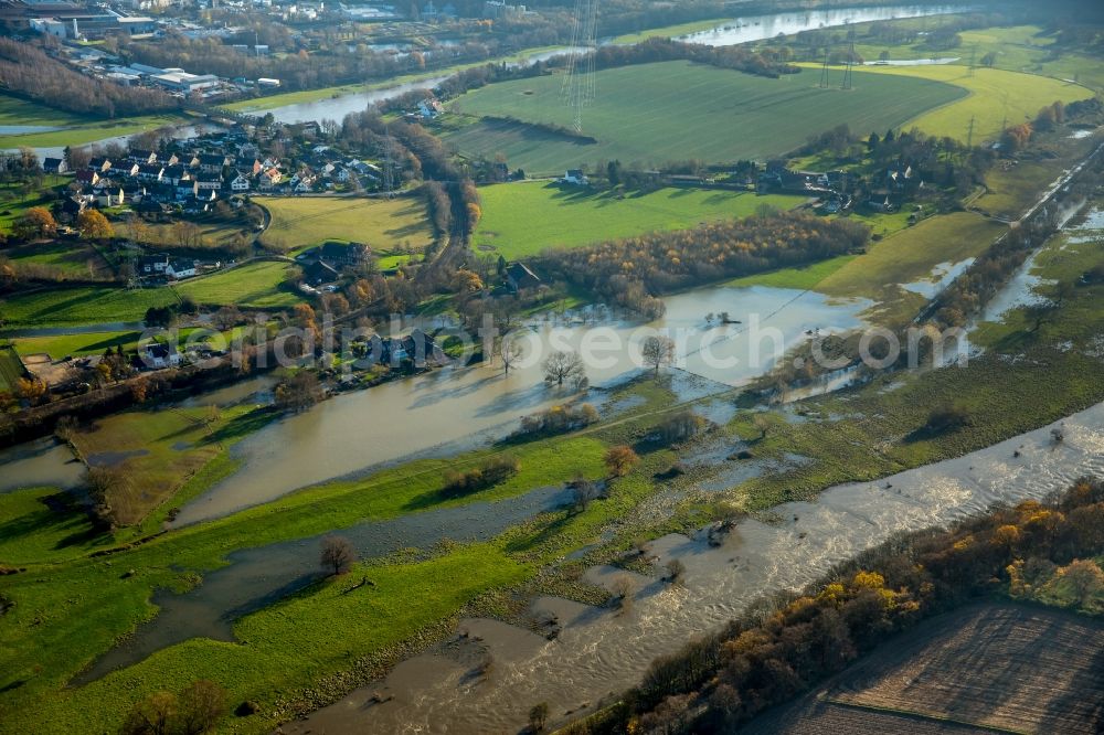 Aerial image Hattingen Winz - Shore areas with flooded by flood level riverbed of Ruhr in Hattingen Winz in the state North Rhine-Westphalia