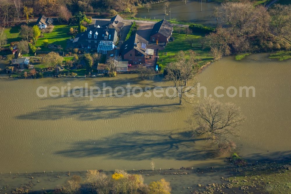 Aerial photograph Hattingen Winz - Shore areas with flooded by flood level riverbed of Ruhr in Hattingen Winz in the state North Rhine-Westphalia