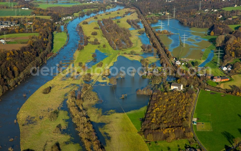 Hattingen Winz from the bird's eye view: Shore areas with flooded by flood level riverbed of Ruhr in Hattingen Winz in the state North Rhine-Westphalia