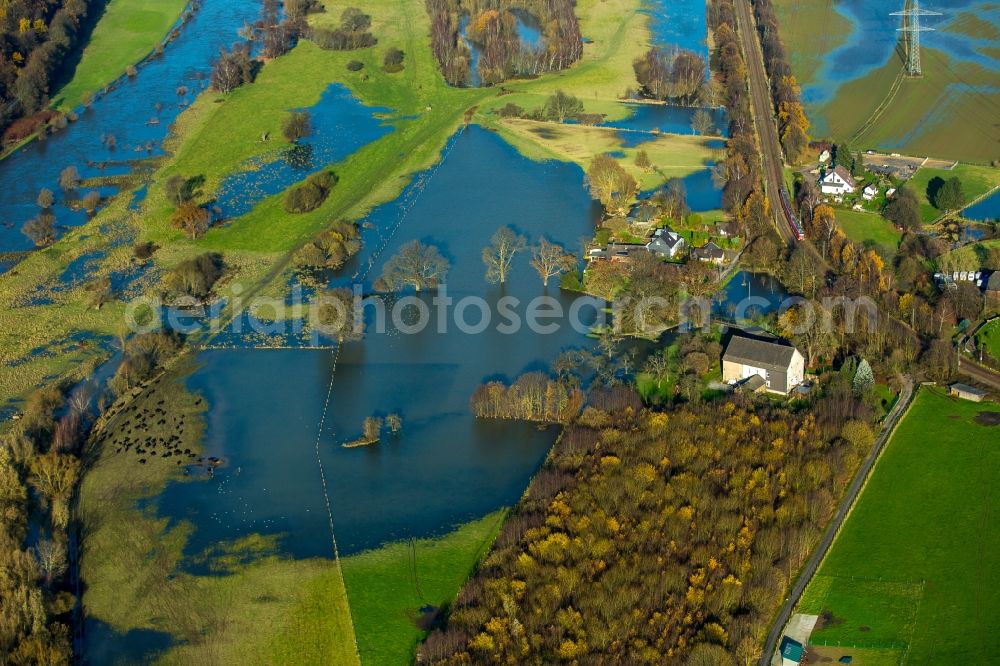 Aerial image Hattingen Winz - Shore areas with flooded by flood level riverbed of Ruhr in Hattingen Winz in the state North Rhine-Westphalia