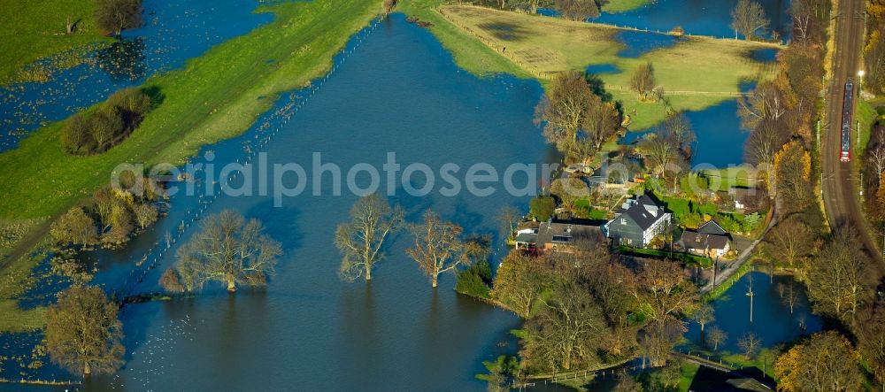 Aerial photograph Hattingen Winz - Shore areas with flooded by flood level riverbed of Ruhr in Hattingen Winz in the state North Rhine-Westphalia