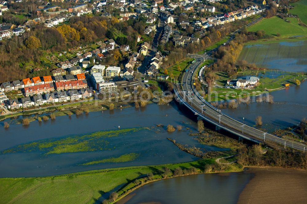 Hattingen Winz from the bird's eye view: Shore areas with flooded by flood level riverbed of Ruhr in Hattingen Winz in the state North Rhine-Westphalia