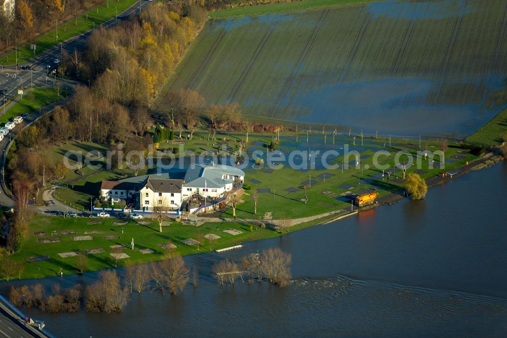 Aerial image Hattingen Winz - Shore areas with flooded by flood level riverbed of Ruhr in Hattingen Winz in the state North Rhine-Westphalia