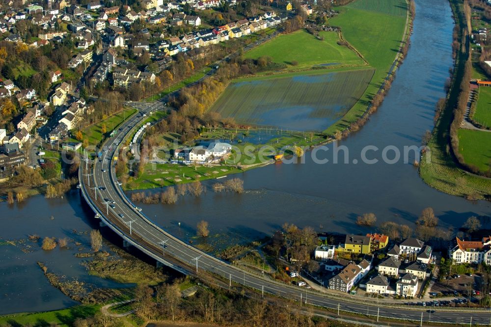 Aerial photograph Hattingen Winz - Shore areas with flooded by flood level riverbed of Ruhr in Hattingen Winz in the state North Rhine-Westphalia