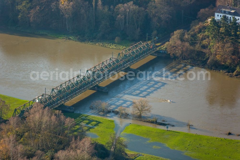 Hattingen Winz from the bird's eye view: Shore areas with flooded by flood level riverbed of Ruhr in Hattingen Winz in the state North Rhine-Westphalia