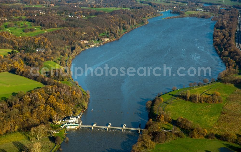 Aerial photograph Hattingen Winz - Shore areas with flooded by flood level riverbed of Ruhr in Hattingen Winz in the state North Rhine-Westphalia