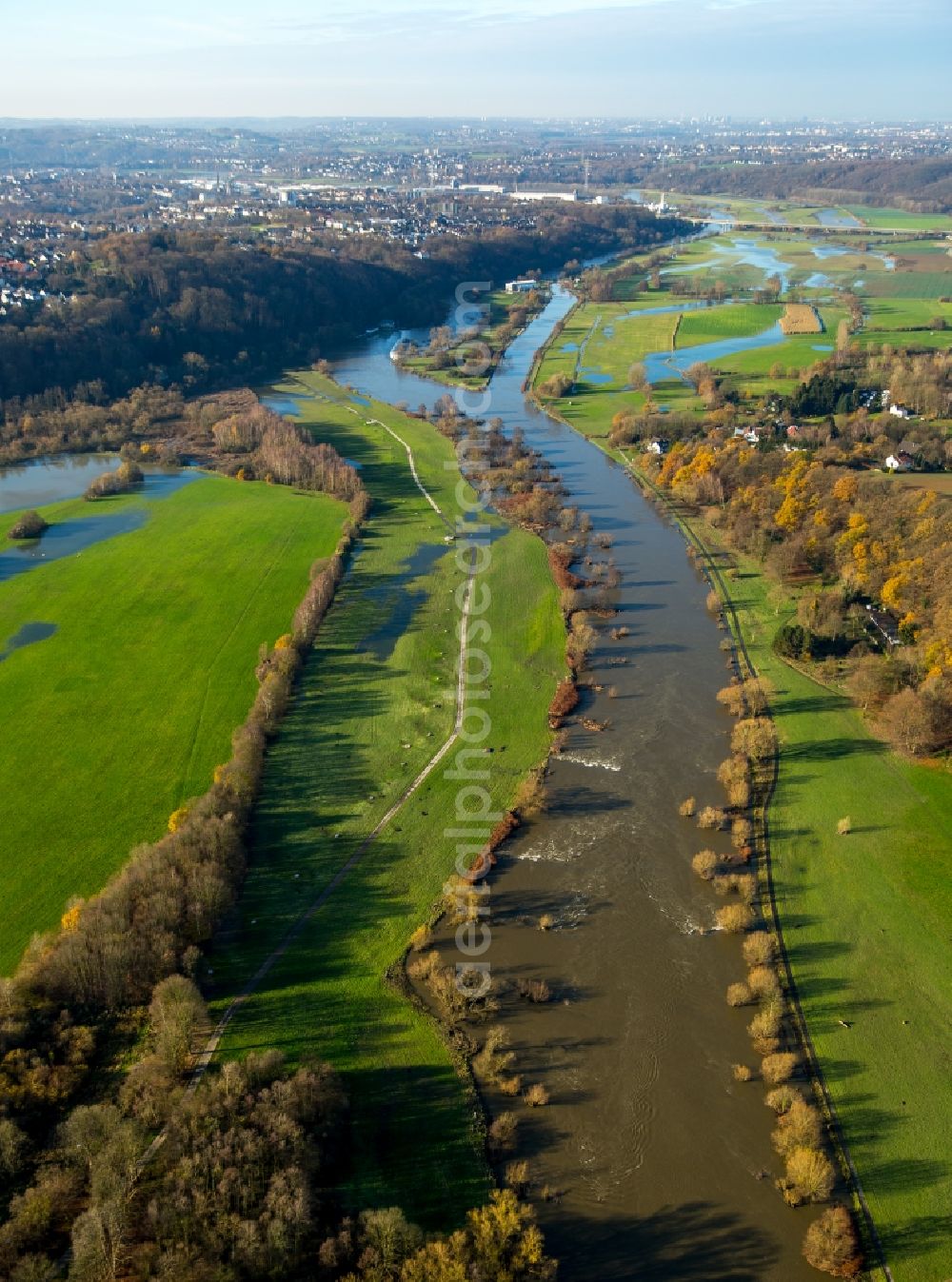 Hattingen Winz from above - Shore areas with flooded by flood level riverbed of Ruhr in Hattingen Winz in the state North Rhine-Westphalia