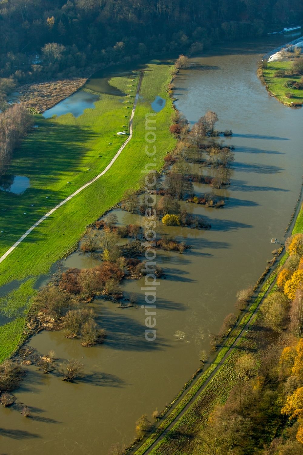 Hattingen Winz from the bird's eye view: Shore areas with flooded by flood level riverbed of Ruhr in Hattingen Winz in the state North Rhine-Westphalia