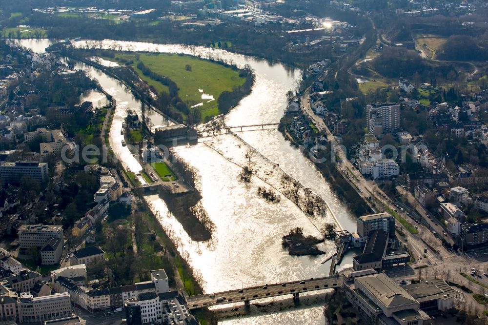 Aerial image Mülheim an der Ruhr - Shore areas with flooded by flood level riverbed in Muelheim on the Ruhr in the state North Rhine-Westphalia