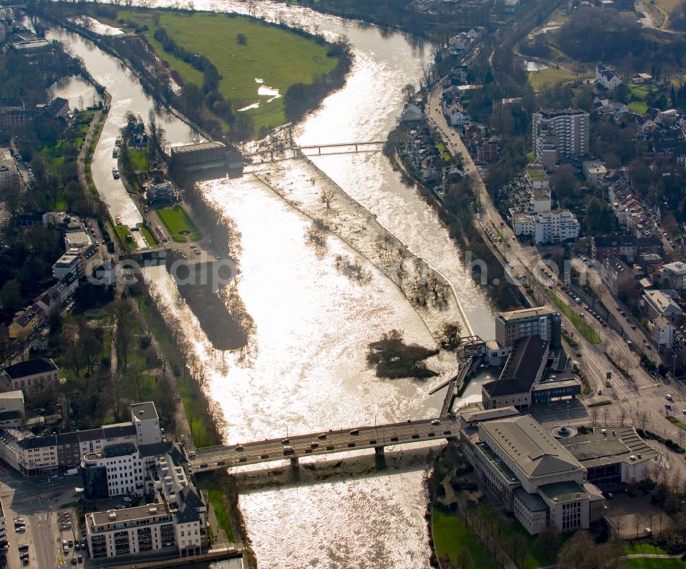 Aerial photograph Mülheim an der Ruhr - Shore areas with flooded by flood level riverbed in Muelheim on the Ruhr in the state North Rhine-Westphalia