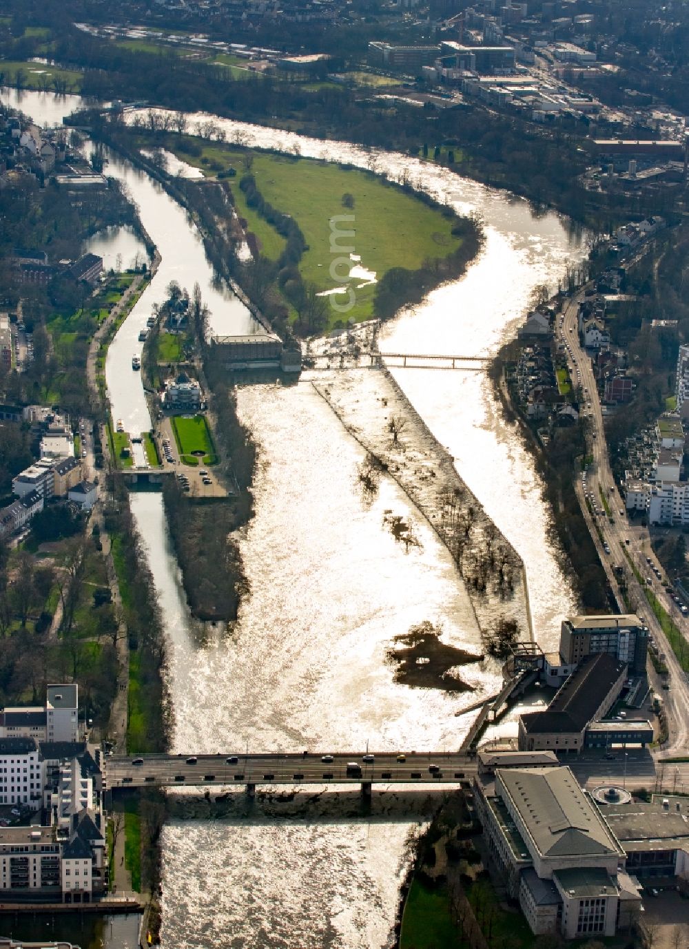 Mülheim an der Ruhr from above - Shore areas with flooded by flood level riverbed in Muelheim on the Ruhr in the state North Rhine-Westphalia