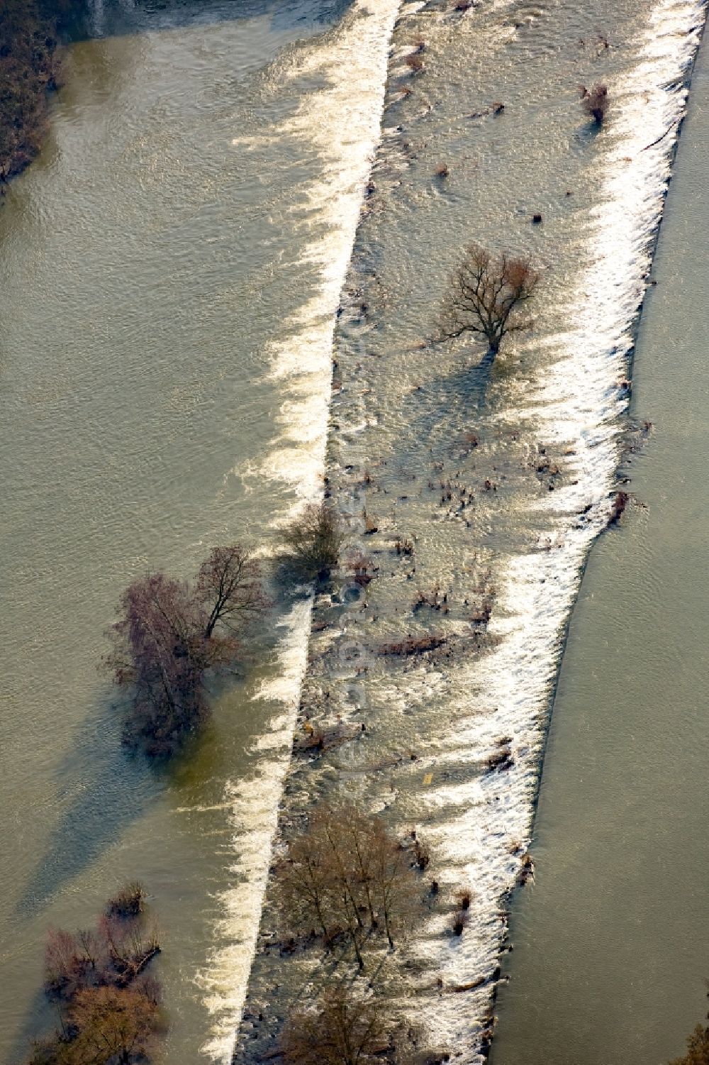 Mülheim an der Ruhr from the bird's eye view: Shore areas with flooded by flood level riverbed in Muelheim on the Ruhr in the state North Rhine-Westphalia