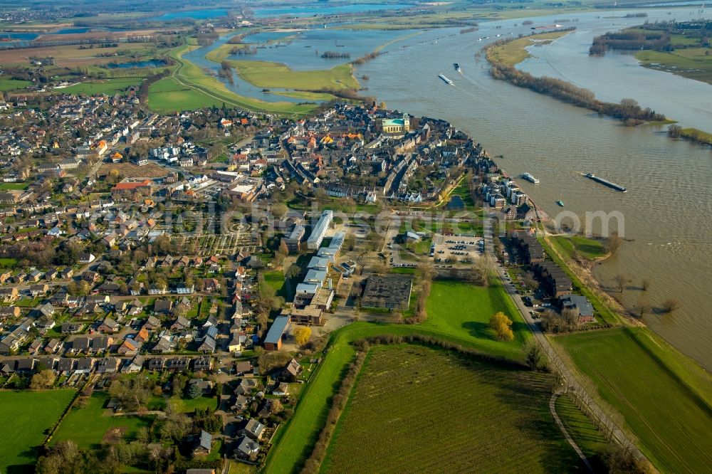 Aerial photograph Rees - Shore areas with flooded by flood level riverbed on the banks of the Rhine in Rees in the state North Rhine-Westphalia