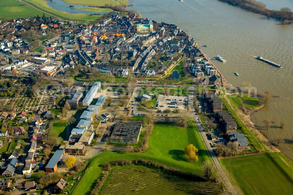 Rees from above - Shore areas with flooded by flood level riverbed on the banks of the Rhine in Rees in the state North Rhine-Westphalia