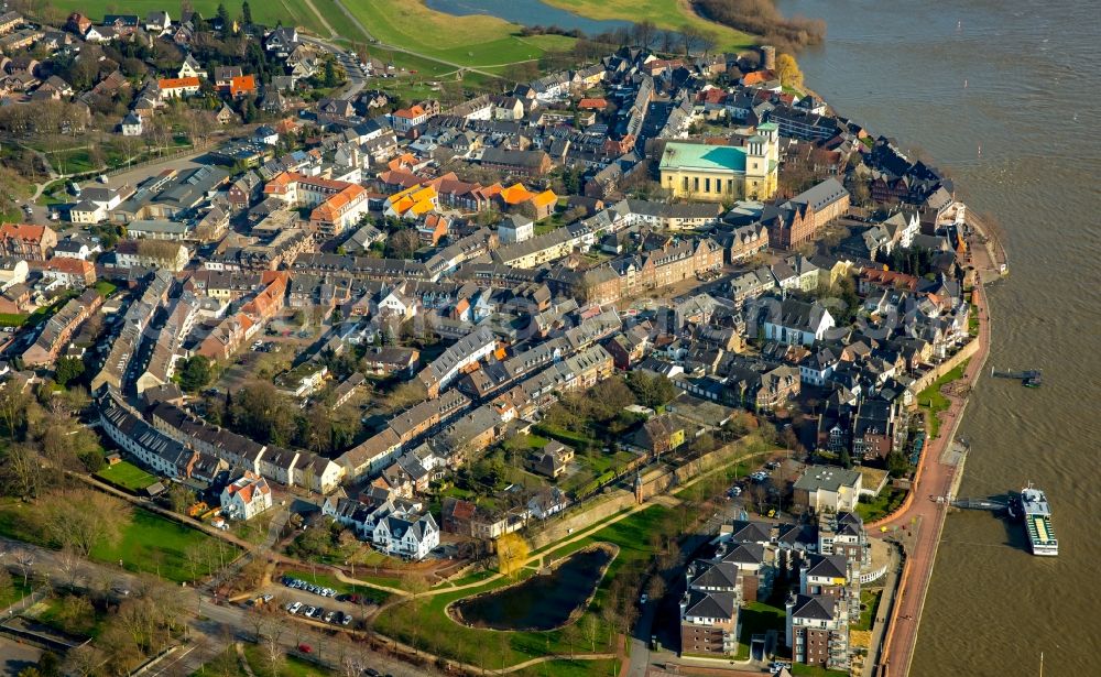 Rees from the bird's eye view: Shore areas with flooded by flood level riverbed on the banks of the Rhine in Rees in the state North Rhine-Westphalia