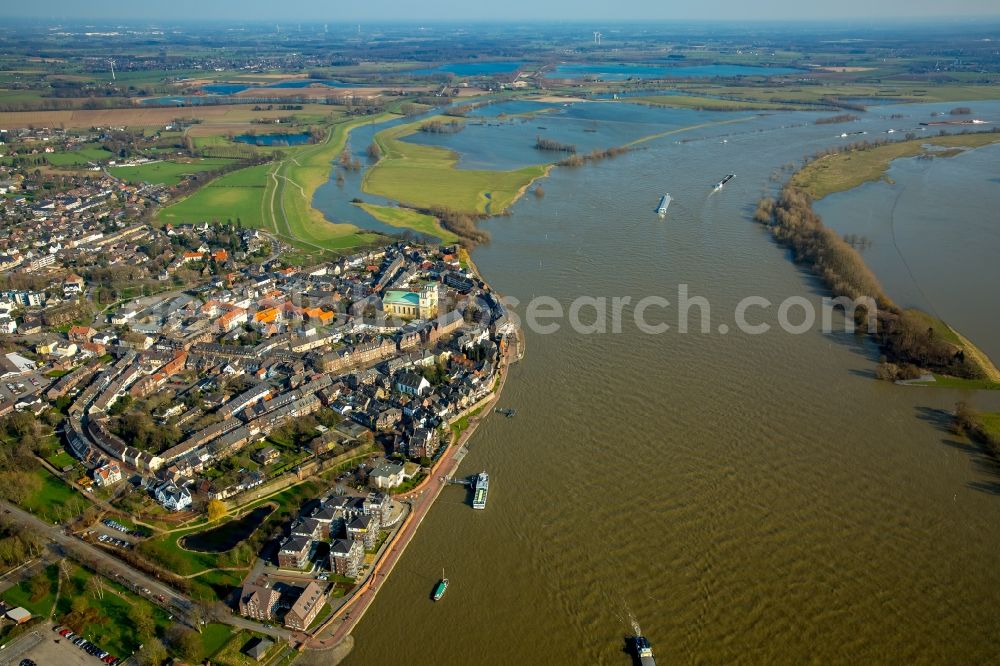 Aerial image Rees - Shore areas with flooded by flood level riverbed on the banks of the Rhine in Rees in the state North Rhine-Westphalia