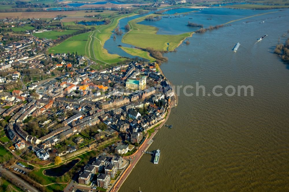 Aerial photograph Rees - Shore areas with flooded by flood level riverbed on the banks of the Rhine in Rees in the state North Rhine-Westphalia