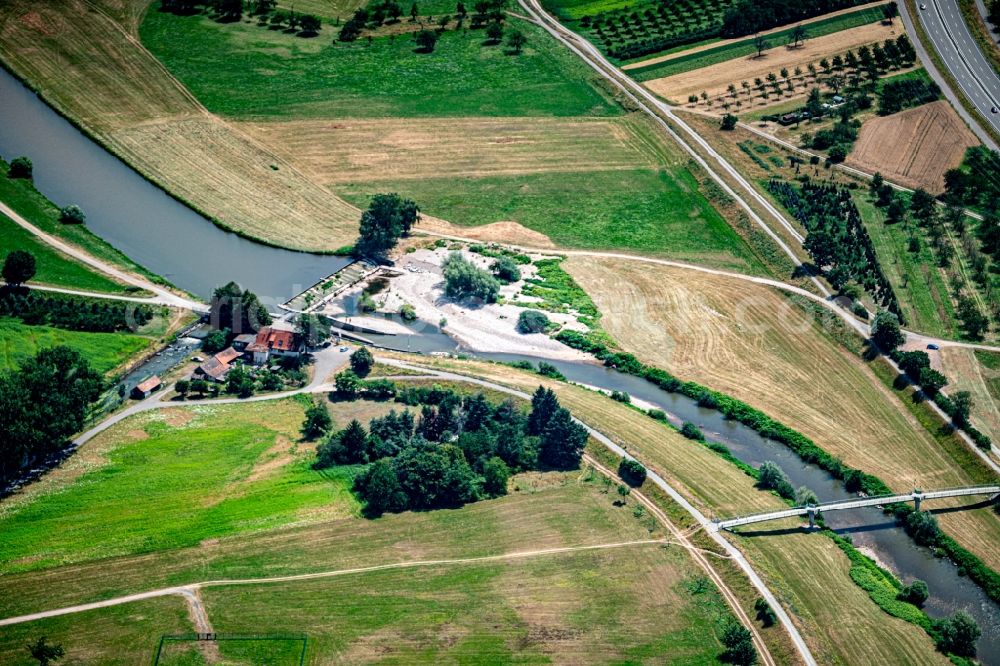 Elgersweier from the bird's eye view: Shore areas of the reinforced by flood protection dam riverbed course of the Kinzig river in Elgersweier in the state Baden-Wurttemberg, Germany