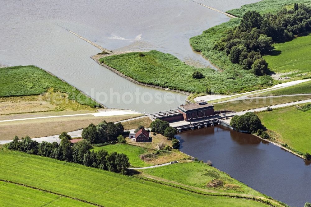 Aerial image Loxstedt - Shore areas of the reinforced by flood protection dam riverbed course of Lune in Loxstedt in the state Lower Saxony, Germany