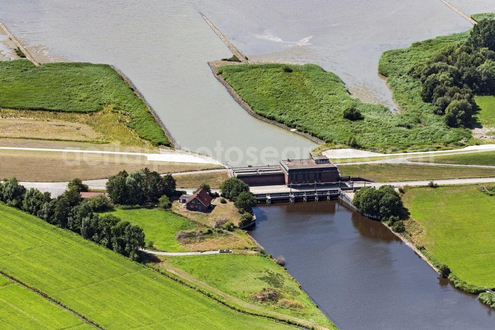Aerial photograph Loxstedt - Shore areas of the reinforced by flood protection dam riverbed course of Lune in Loxstedt in the state Lower Saxony, Germany