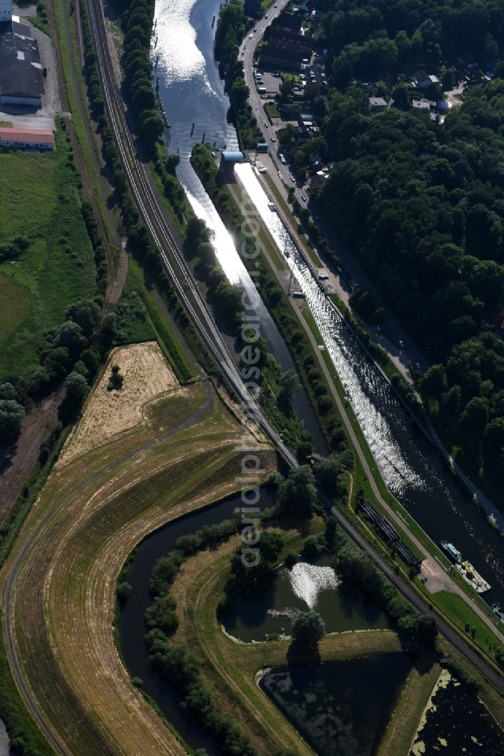 Lauenburg Elbe from the bird's eye view: Shore areas of the reinforced by flood protection dam riverbed course of Stecknitz in Lauenburg Elbe in the state Schleswig-Holstein