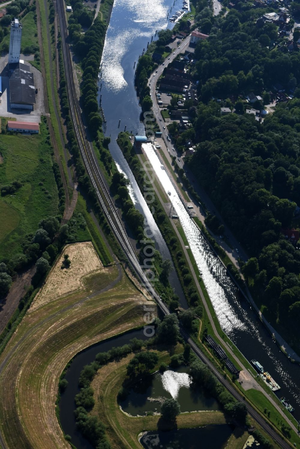 Aerial image Lauenburg Elbe - Shore areas of the reinforced by flood protection dam riverbed course of Stecknitz in Lauenburg Elbe in the state Schleswig-Holstein