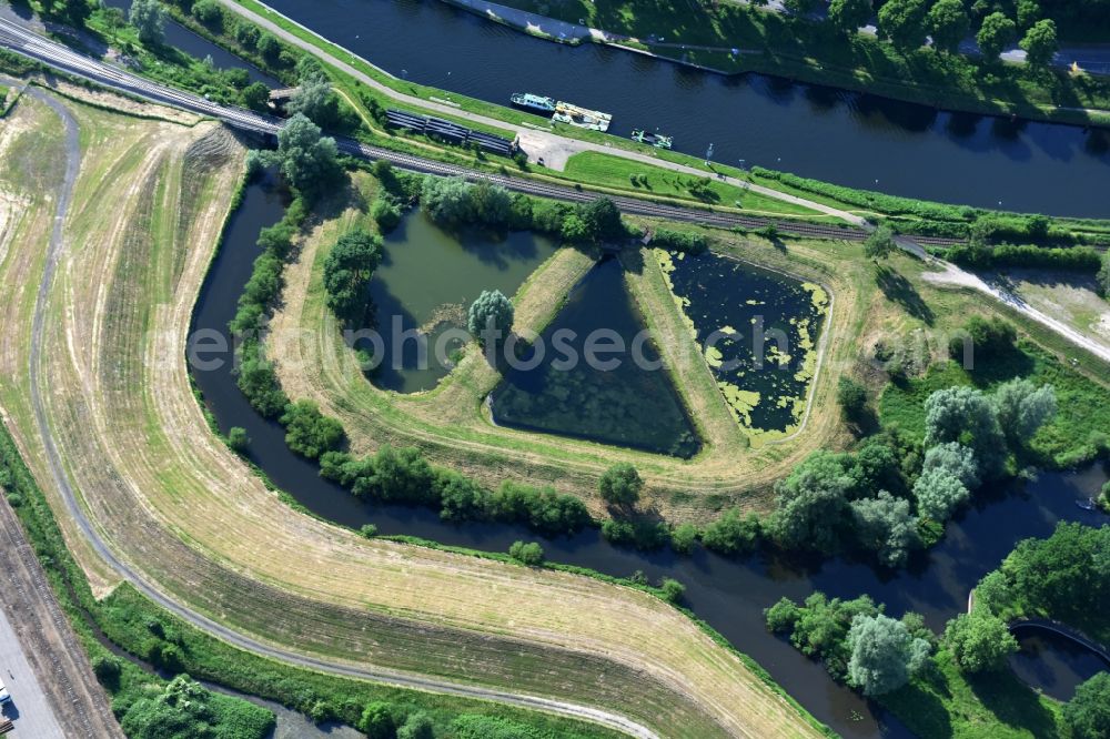Aerial photograph Lauenburg Elbe - Shore areas of the reinforced by flood protection dam riverbed course of Stecknitz in Lauenburg Elbe in the state Schleswig-Holstein