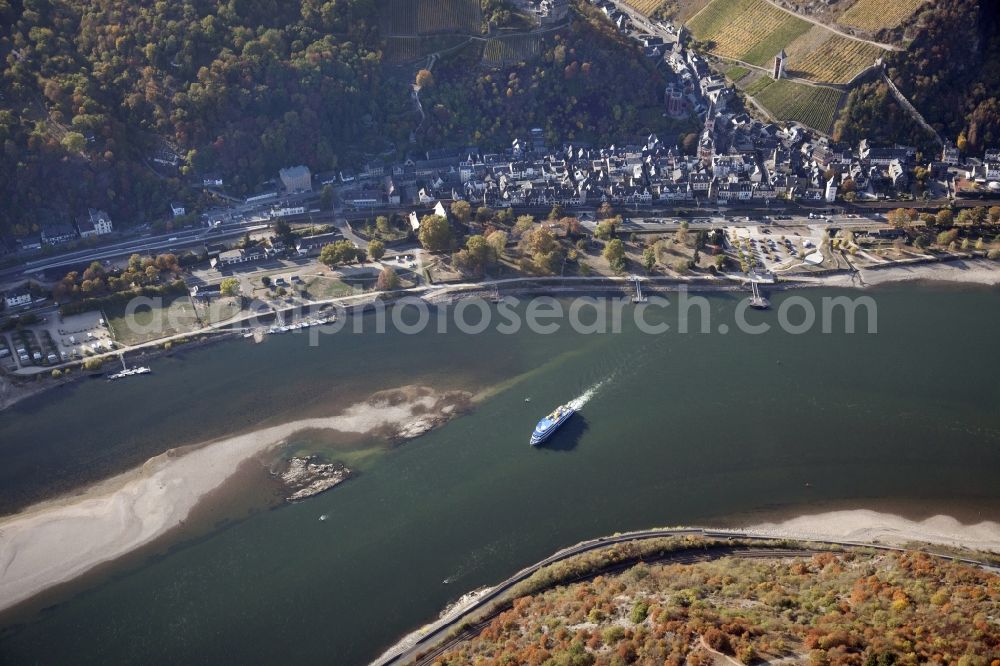 Aerial image Bacharach - Shore areas exposed by low-water level riverbed on the Rhine river in Bacharach in the state Rhineland-Palatinate, Germany