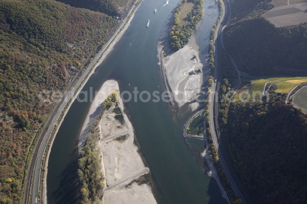 Aerial photograph Bacharach - Shore areas exposed by low-water level riverbed on the Rhine river in Bacharach in the state Rhineland-Palatinate, Germany