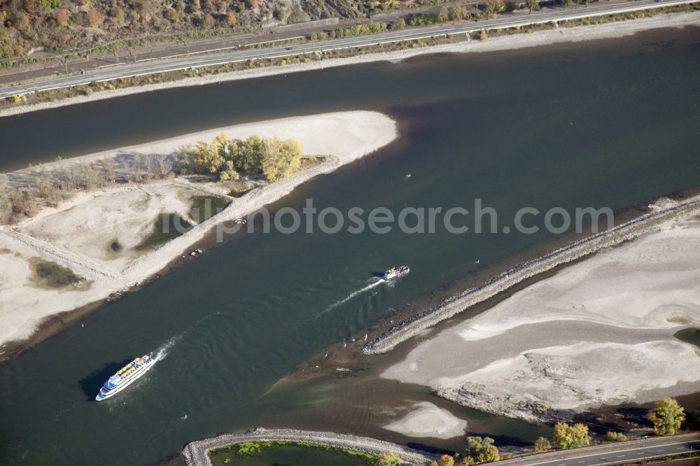 Bacharach from the bird's eye view: Shore areas exposed by low-water level riverbed on the Rhine river in Bacharach in the state Rhineland-Palatinate, Germany