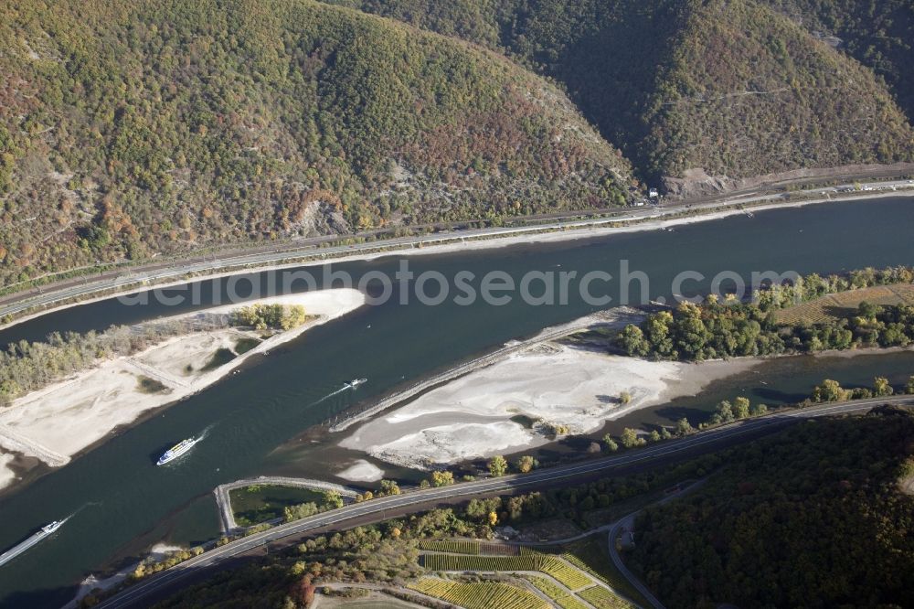 Aerial image Bacharach - Shore areas exposed by low-water level riverbed on the Rhine river in Bacharach in the state Rhineland-Palatinate, Germany