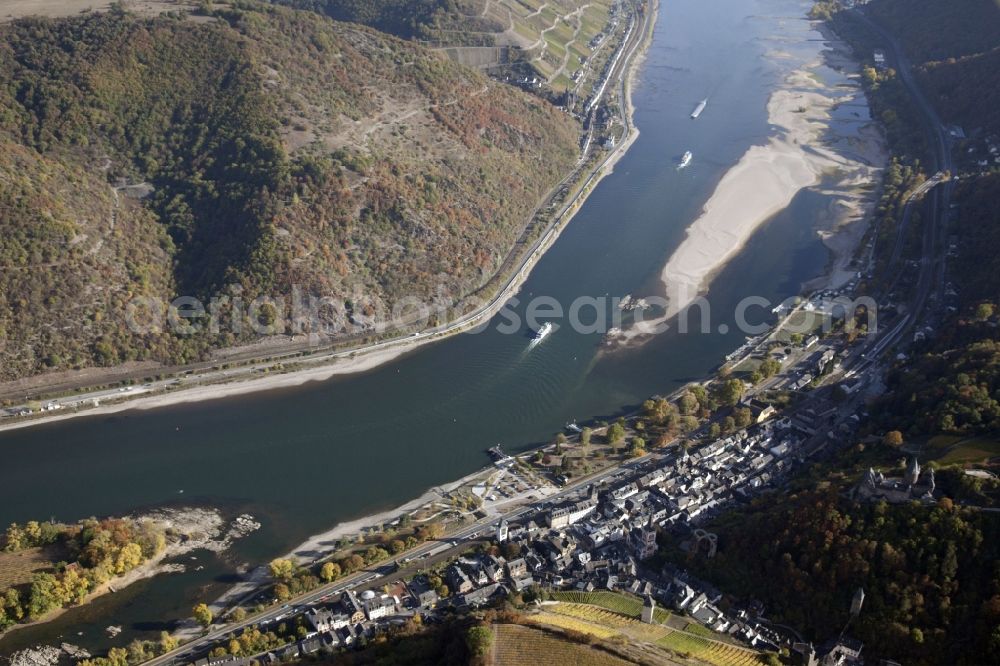 Aerial photograph Bacharach - Shore areas exposed by low-water level riverbed on the Rhine river in Bacharach in the state Rhineland-Palatinate, Germany