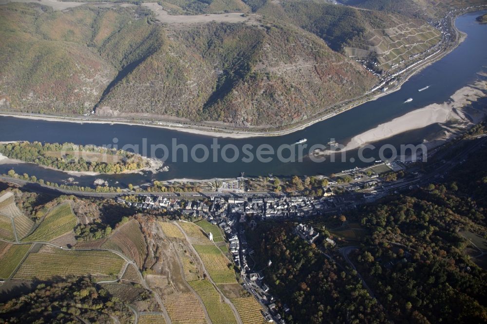 Bacharach from the bird's eye view: Shore areas exposed by low-water level riverbed on the Rhine river in Bacharach in the state Rhineland-Palatinate, Germany