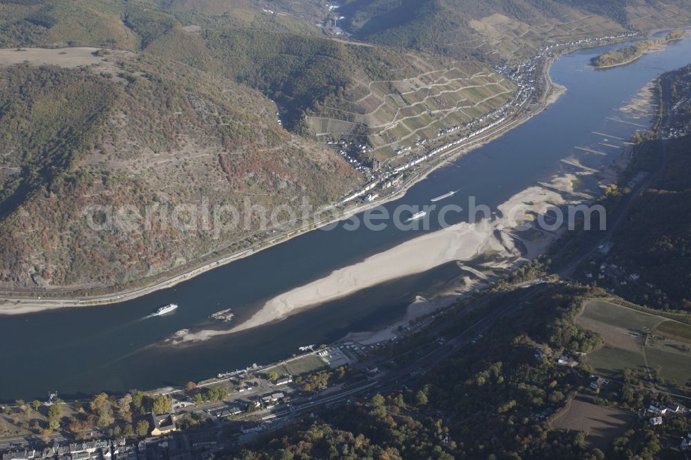 Aerial image Bacharach - Shore areas exposed by low-water level riverbed on the Rhine river in Bacharach in the state Rhineland-Palatinate, Germany