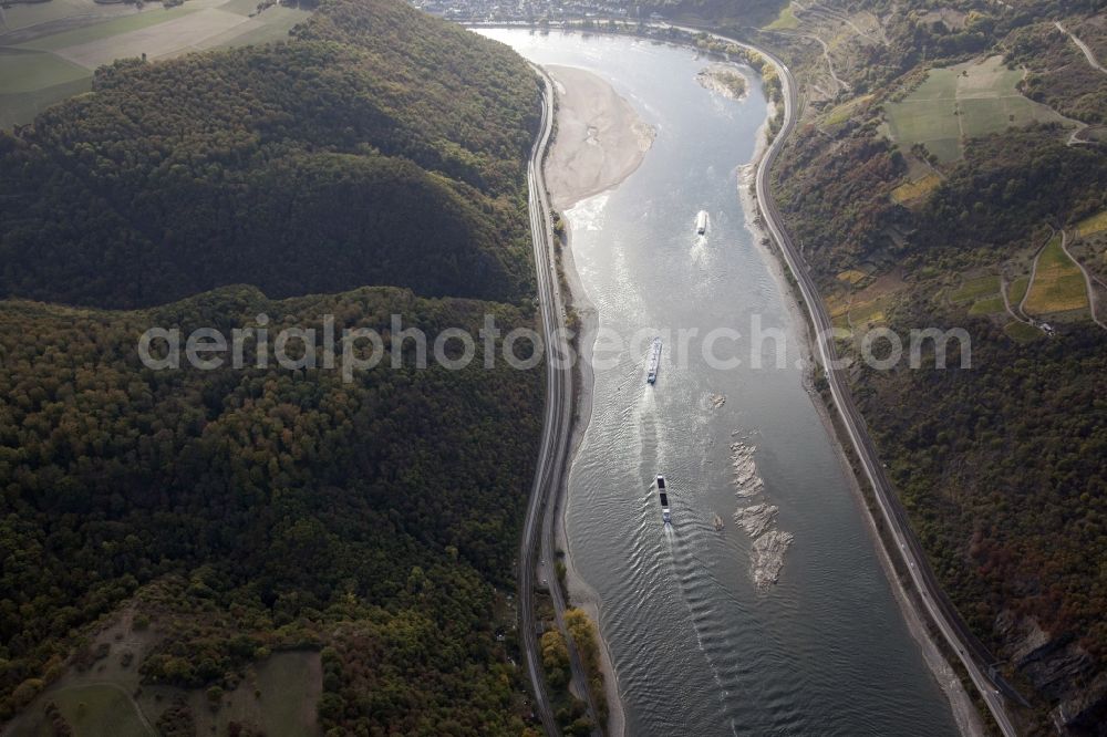 Kaub from the bird's eye view: Shore areas exposed by low-water level riverbed on the Rhine river in Kaub in the state Rhineland-Palatinate, Germany