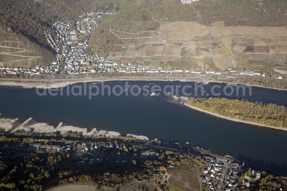 Aerial photograph Lorch - Shore areas exposed by low-water level riverbed on the Rhine river in Lorch in the state Hesse, Germany