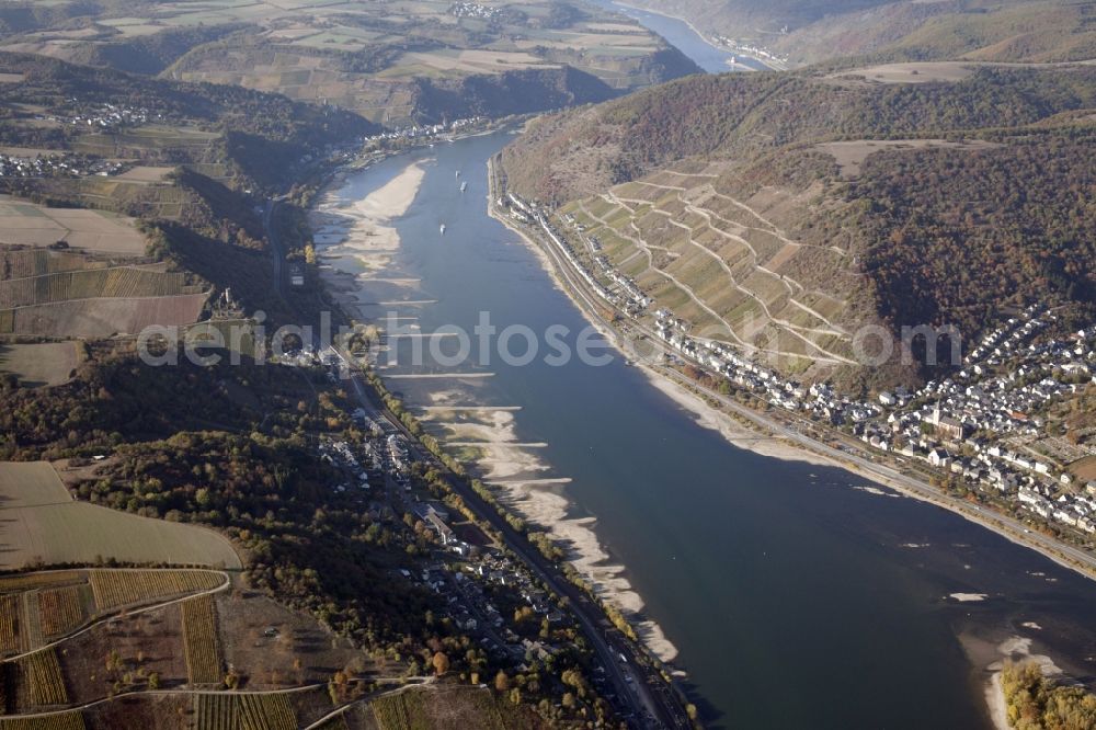 Lorch from above - Shore areas exposed by low-water level riverbed on the Rhine river in Lorch in the state Hesse, Germany