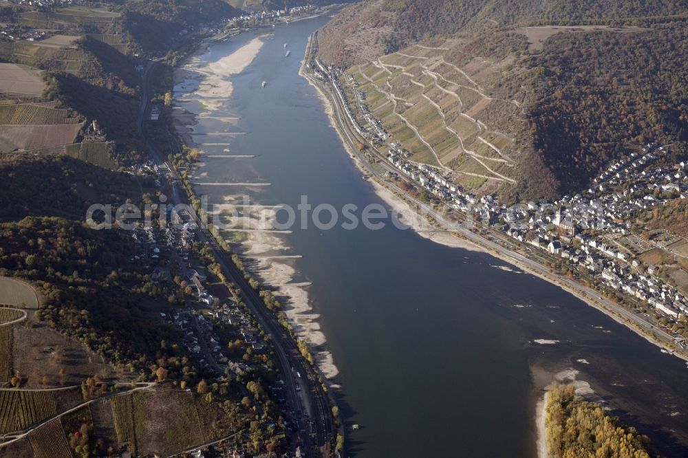 Lorch from the bird's eye view: Shore areas exposed by low-water level riverbed on the Rhine river in Lorch in the state Hesse, Germany