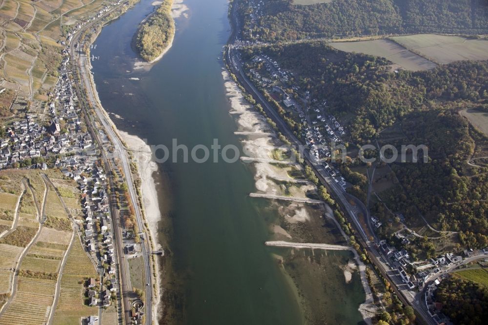 Lorch from the bird's eye view: Shore areas exposed by low-water level riverbed on the Rhine river in Lorch in the state Hesse, Germany