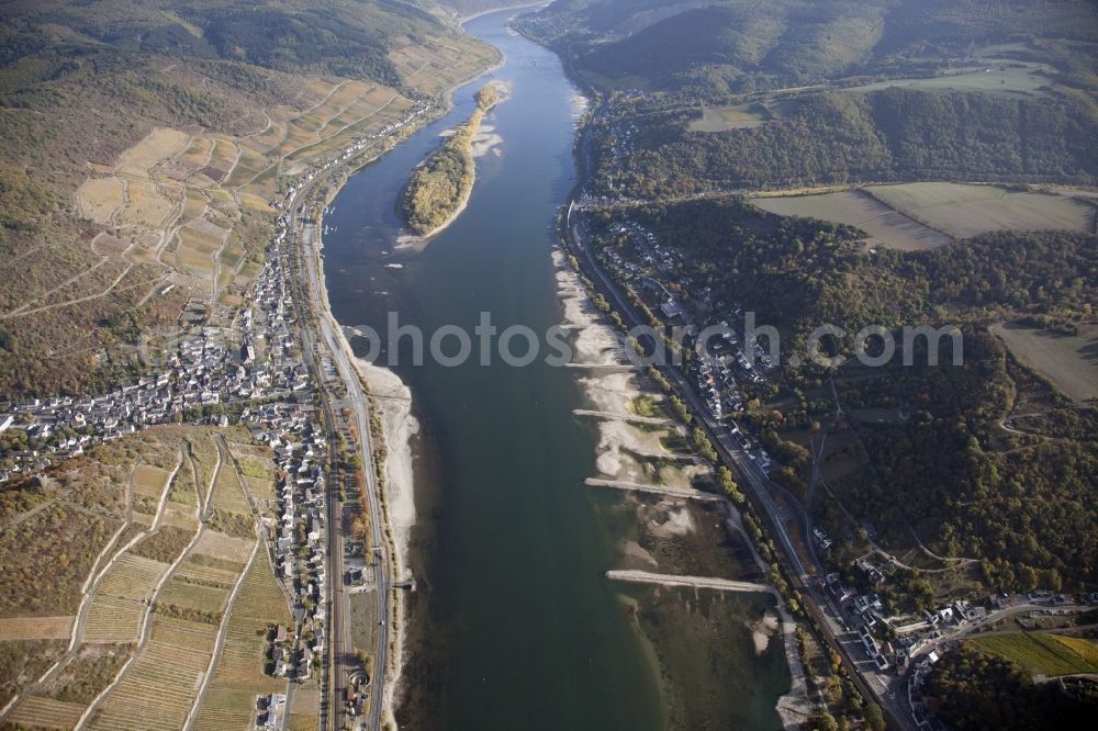 Aerial image Lorch - Shore areas exposed by low-water level riverbed on the Rhine river in Lorch in the state Hesse, Germany