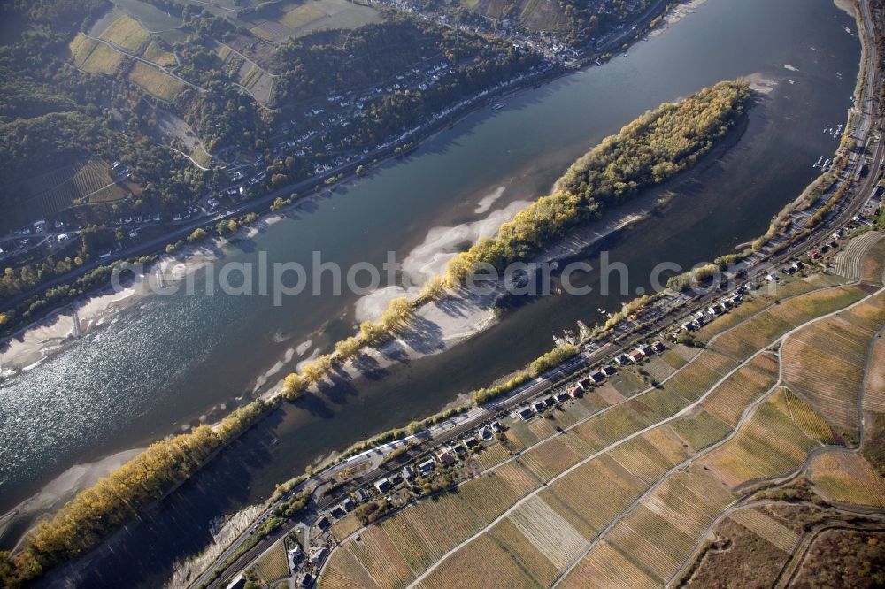 Aerial photograph Lorch - Shore areas exposed by low-water level riverbed on the Rhine river in Lorch in the state Hesse, Germany. The Lorcher Werth is an inland island in the Rhine. It consists of two islands, the Great and the Little Lorcher Werth, which connects a dam