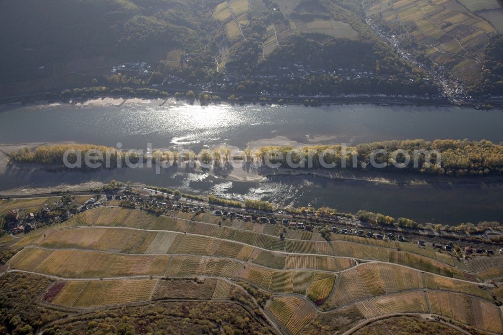 Lorch from above - Shore areas exposed by low-water level riverbed on the Rhine river in Lorch in the state Hesse, Germany. The Lorcher Werth is an inland island in the Rhine. It consists of two islands, the Great and the Little Lorcher Werth, which connects a dam