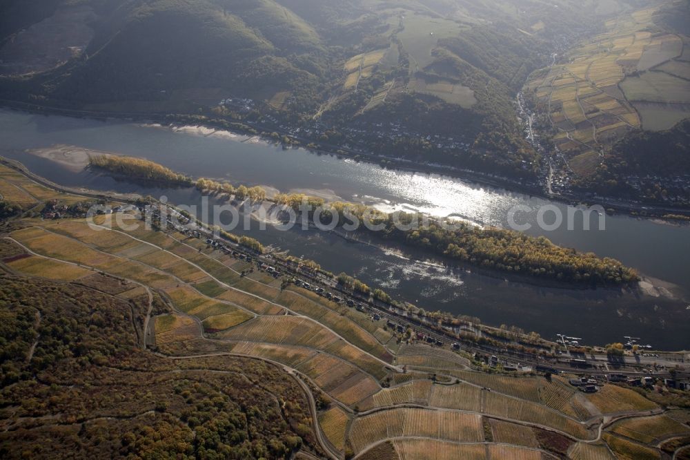 Lorch from the bird's eye view: Shore areas exposed by low-water level riverbed on the Rhine river in Lorch in the state Hesse, Germany. The Lorcher Werth is an inland island in the Rhine. It consists of two islands, the Great and the Little Lorcher Werth, which connects a dam