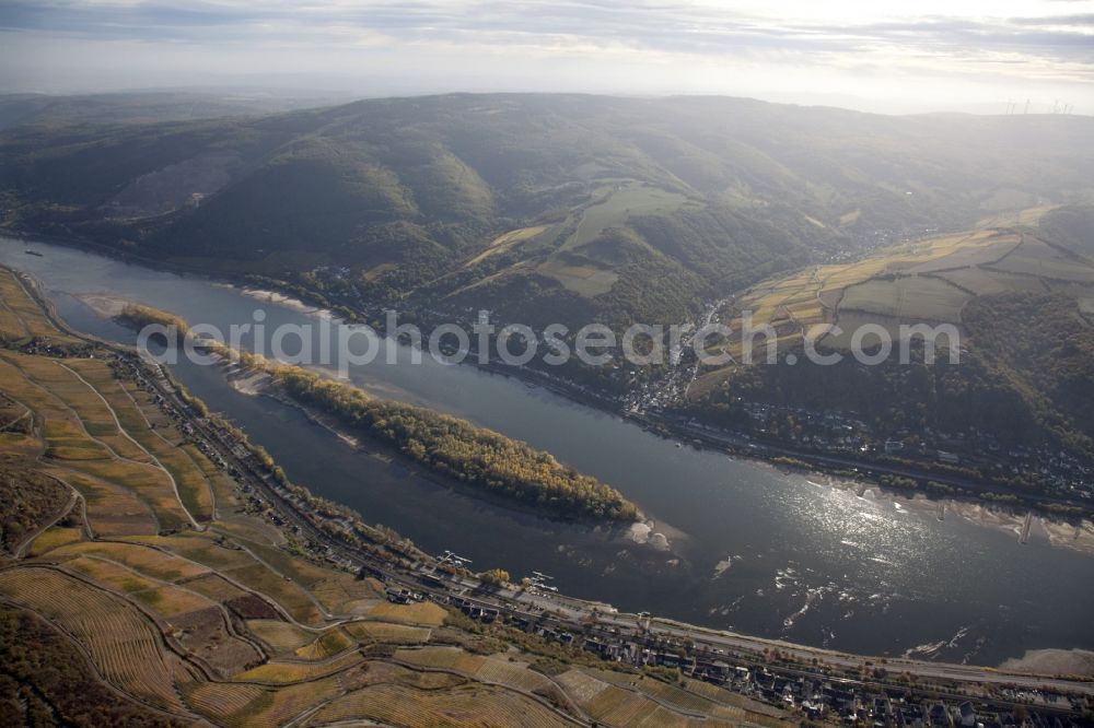 Aerial image Lorch - Shore areas exposed by low-water level riverbed on the Rhine river in Lorch in the state Hesse, Germany. The Lorcher Werth is an inland island in the Rhine. It consists of two islands, the Great and the Little Lorcher Werth, which connects a dam